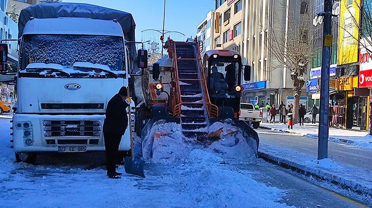 Van’da 40 yerleşim yerinin yolu kardan kapalı
