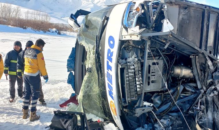 Van’da yolcu otobüsü devrildi: 2’si ağır, 9 yaralı