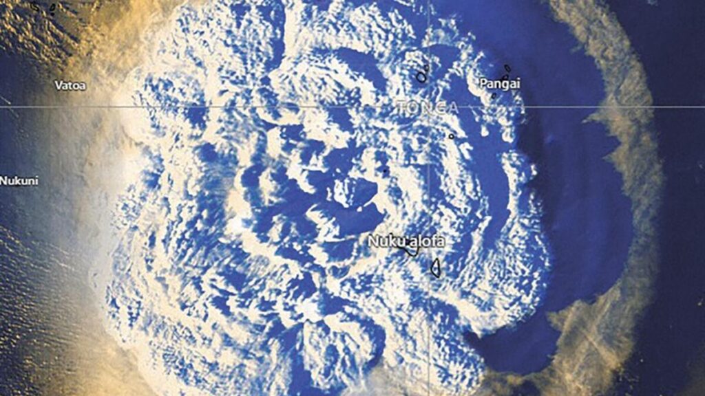 Volkan patlaması ve tsunami sonrası 100 bin kişi dünyadan koptu