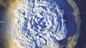 Volkan patlaması ve tsunami sonrası 100 bin kişi dünyadan koptu