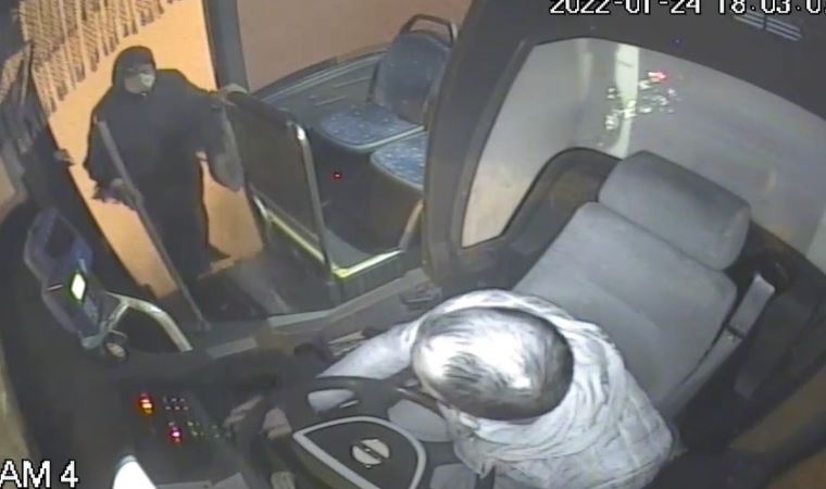 Yaşlı kadın son anda çatıdan düşen kar kütlesinden kurtuldu