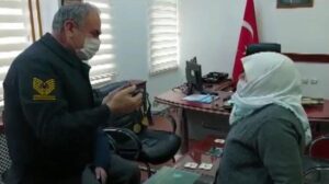 ‘Ziynet eşyalarındaki parmak izlerine bakacağım’ deyip dolandırdı