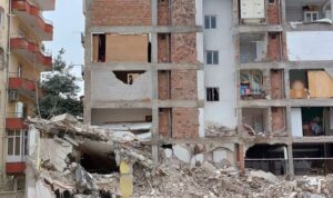 40 yıldır ölümle burun buruna yaşamışlar: Bina yıkılınca ortaya çıktı!