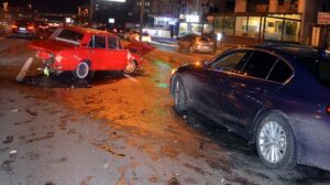 Avcılar’da kaza! Ön camdan yola düşen kişi yaralandı