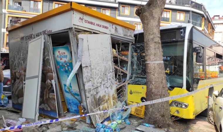 Beyoğlu’nda İETT otobüsü Halk Ekmek büfesine çarptı
