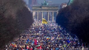 +++Canlı Anlatım: Berlin’de 100 bin kişi barış için yürüyor