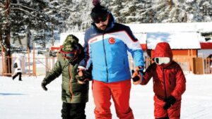 Çocuklarla kristal kar diyarında doyasıya eğlence