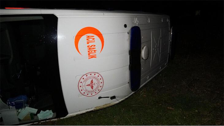 Hastayı almaya giden ambulans devrildi