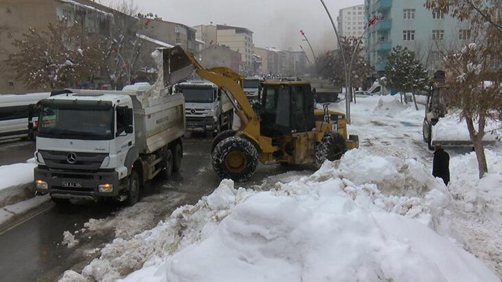 Muş’ta günde 500 kamyon kar şehir dışına taşınıyor