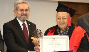 Türkiye’nin en yaşlı üniversite öğrencisi diplomasını aldı: ‘Hukuk zor, bitiremezsin’ dediler