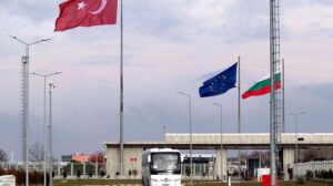 Ukrayna’dan otobüslerle getirilen Türkler yurda giriş yaptı