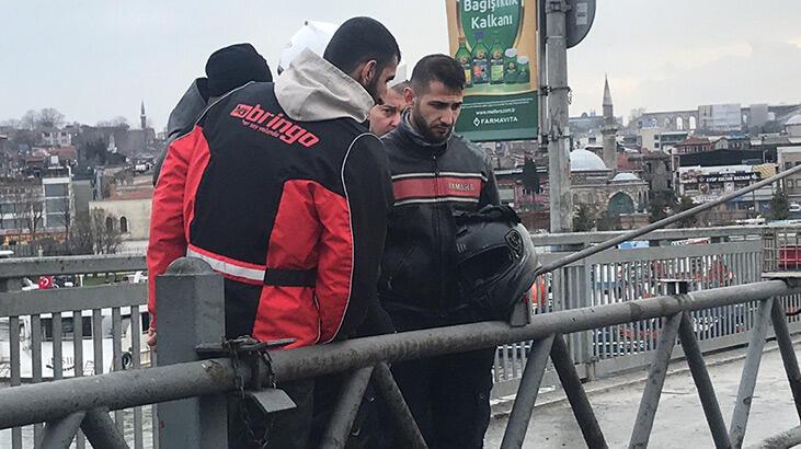 Unkapanı Köprüsü’nde kaza yapan motosiklet alev alev yandı