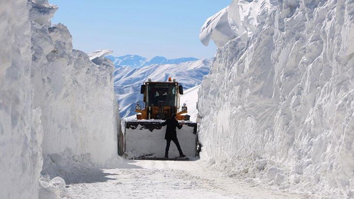 Üs bölgelerinin yolları için 8 metrelik karda tüneller açıldı