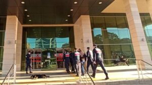 “Yakalayabiliyorsanız yakalayın” dediler, 20 dakika sonra gözaltına alındılar