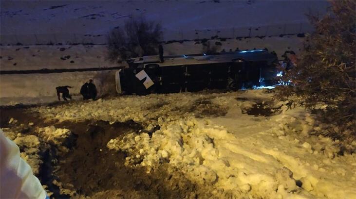 Yolcu otobüsü şarampole yuvarlandı! Çok sayıda yaralı var