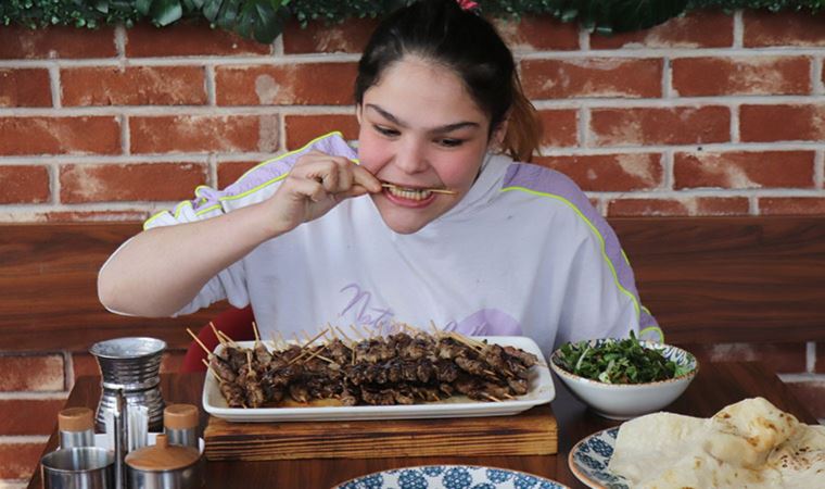 37 dakikada 255 adet çöp şiş yiyerek rekor kırdı