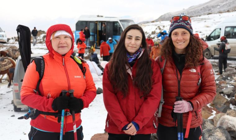 8 Mart Emekçi Kadınlar Günü’nü zirvede kutlamak için Ağrı Dağı’na tırmanıyorlar