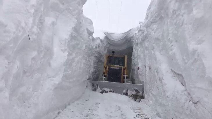 Ağrı’da köylülerin ulaşımı sağladıkları ‘kar tüneli’ne çığ düştü
