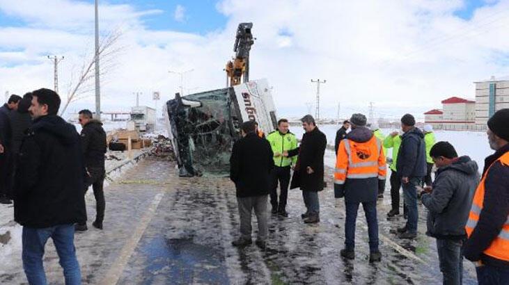 Ağrı’da yolcu otobüsü devrildi: 13 yaralı
