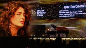 Annesi Rus, babası Ukraynalı piyanistten Antalya’dan dünyaya duygusal çağrı