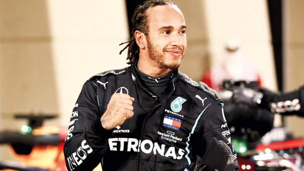 Annesinin soyadını da kullanacak