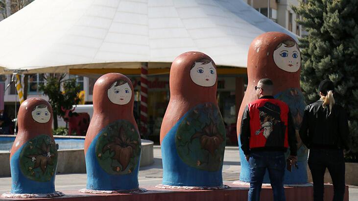Antalya’da Dostluk Parkı’ndaki matruşkalara boyalı saldırı