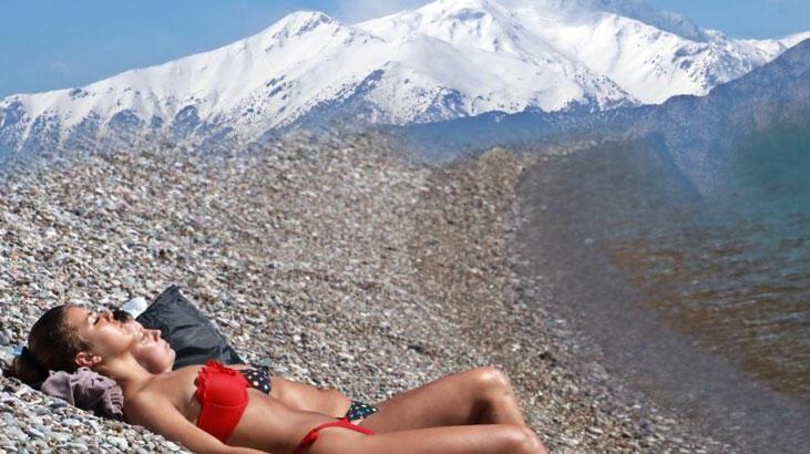Antalya’da kar manzarası eşliğinde deniz ve güneş keyfi