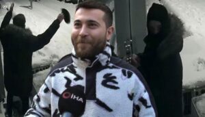 Arkadaşına kar maskeli hırsızlık şakası! Üzerine bıçakla koştu