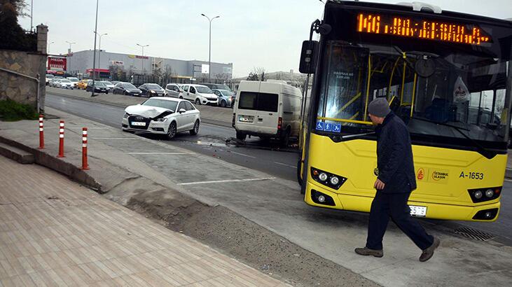 Avcılar’da kayarak yolu kapatan İETT otobüsüne iki araç çarptı