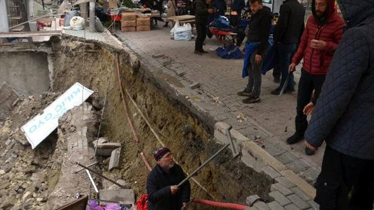 Avcılar’da semt pazarında kaldırım çöktü