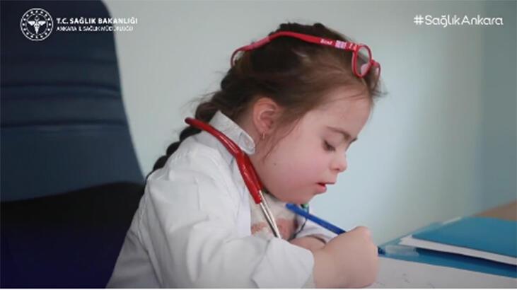 Bakan Koca’dan 6 yaşındaki down sendromlu Doktor Melek paylaşımı