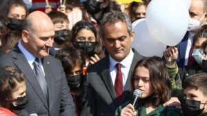 Bakanlar Soylu ve Özer, okulda deprem tatbikatında