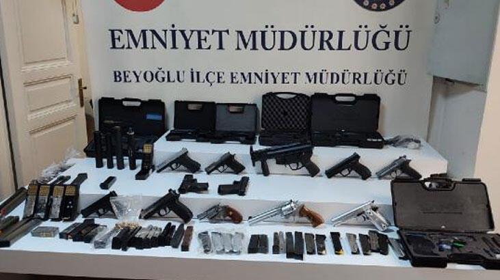 Beyoğlu’nda suikast silahları ele geçirildi