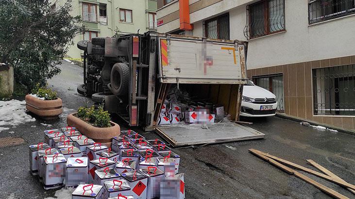 Beyoğlu’nda yapıştırıcı yüklü kamyonet devrildi