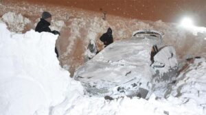 Bitlis’te park halindeki araçların üzerine çığ düştü