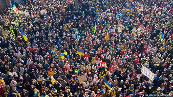 +++ Canlı Anlatım: Köln’de karnaval geçidi yerine Ukrayna ile dayanışma gösterisi