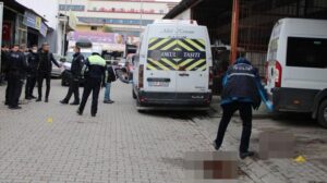 ‘Çayı niye eksik getirdin’ dedi, 2 kişiyi bıçakladı