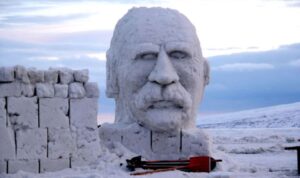 Çıldır Gölü’nde kardan ‘Tuncel Kurtiz’ heykeli