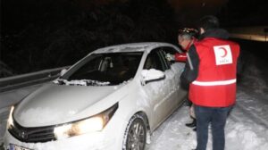 Denizli’de karda mahsur kalanlara Kızılay ve AFAD yiyecek dağıttı
