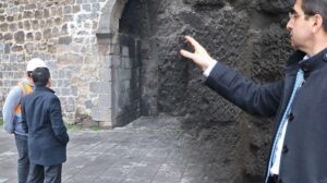 Diyarbakır surlarında defineci ve madde bağımlıların tahribatı