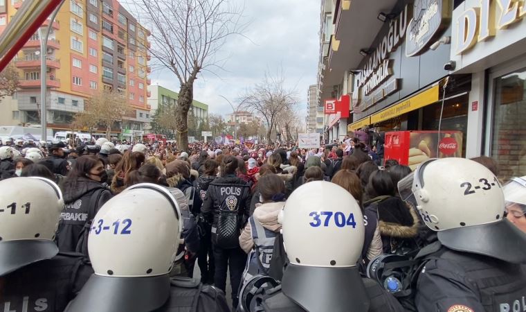 Diyarbakır’da 8 Mart mitingi sonrası operasyon: Sunucu da gözaltına alındı