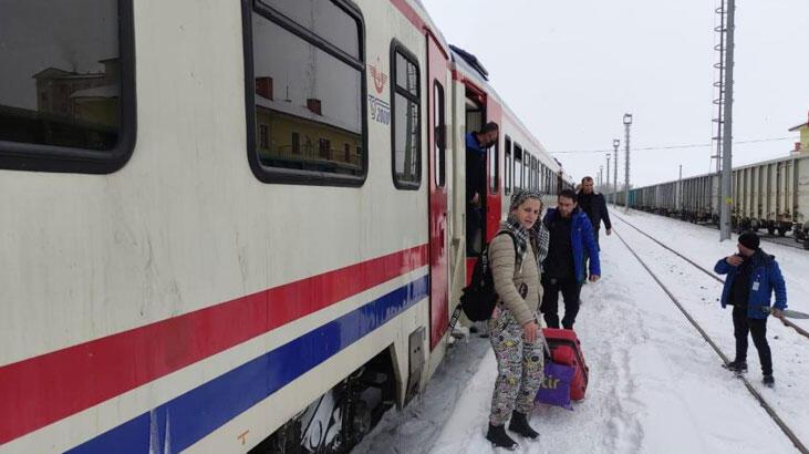 Doğu Ekspresi çığ düşmesi sonucu yolda kaldı