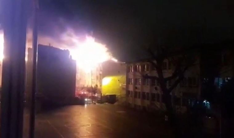Esenler’de yangın: Alevler geceyi aydınlattı