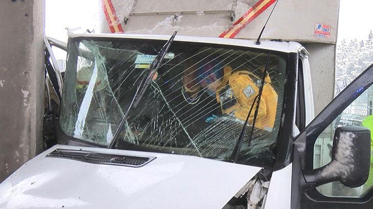 Esenyurt’ta kamyonet gişeye çarptı; 2 yaralı