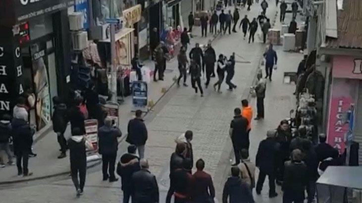 Fatih’te yumruklu, tekmeli, sopalı kavga! Birbirlerine girdiler