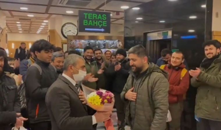 ‘Fazla yaklaşmayın’ uyarısı yapan kafeye çiçekli destek: ‘Siz kötüye engel olmaya çalıştınız’