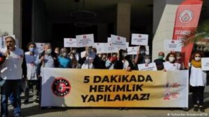 Grevlerin gölgesinde 14 Mart Tıp Bayramı