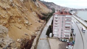 Heyelan korkusu yaşayan bina sakinlerine ‘tahliye’ şoku! Risk arttı
