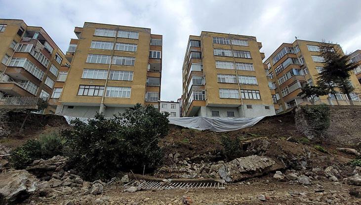 Heyelan sonrası boşaltılan sitede naylonlu önlem