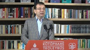 İmamoğlu, ‘Kütüphane Troleybüs’ün açılışını yaptı